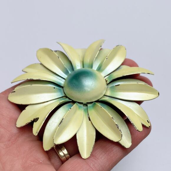 VTG 1960s Mod Cream Yellow Enamel Daisy Flower Power Brooch Enameled Metal Pin - Picture 6 of 10